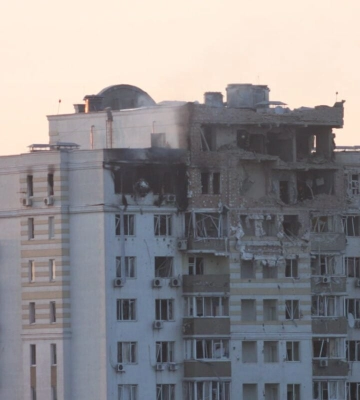 Росія вночі атакувала Київ: наслідки влучання уламків у багатоповерхівку показали на відео