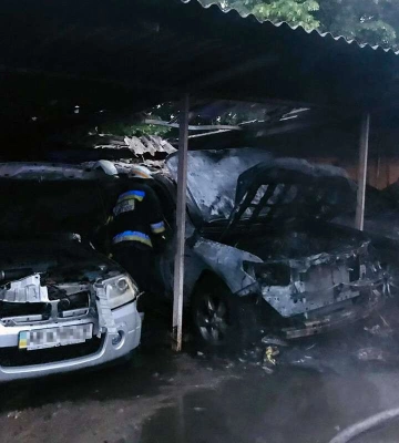 На автостоянці у Дніпрі виникла пожежа: знищено позашляховики (Фото)