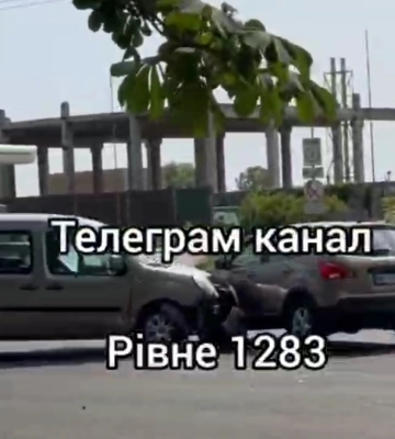 У Рівному біля заправки зіткнулись три автомобілі: рух ускладнено (ВІДЕО)