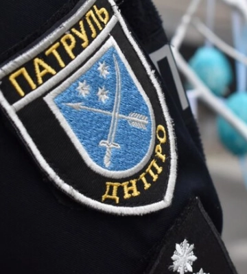 В Днепре патрульные спасли вороненка