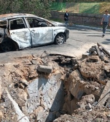Утворилася величезна вирва: нові фото наслідків атаки дронів на Печерську у Києві
