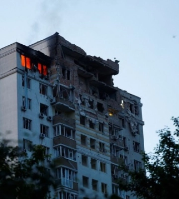 Появилось новое видео падения обломка ракеты в Киеве