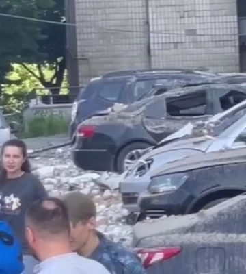 Разбитая высотка, десятки уничтоженных авто, много семей лишились жилья: жуткие кадры из Киева после ночной атаки