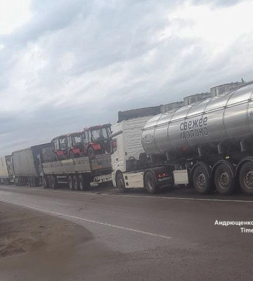 На кордоні з Росією утворився затор вантажівок з краденим українським зерном