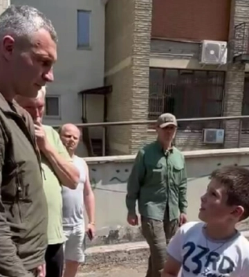«Я спал — и хлопок». Девятилетний мальчик рассказал, как спасся с 22-го этажа дома в Киеве во время ночной атаки — видео