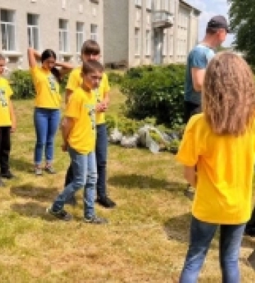 На території Головненської спецшколи висадили декоративні деревця та кущі