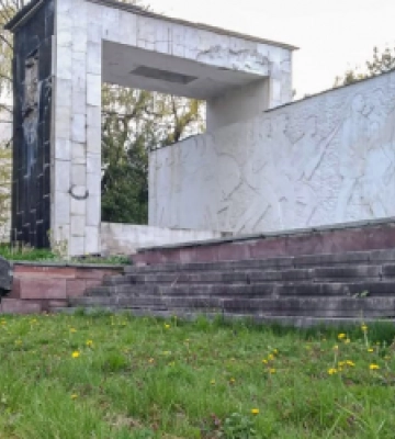 У Трускавці продовжують демонтаж решток меморіалу слави радянським солдатам