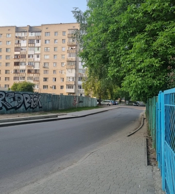Лучани просять зробити тротуар біля обласного архіву