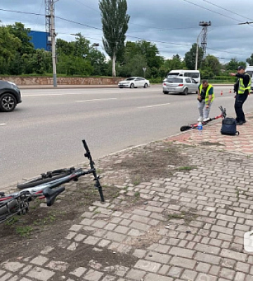 В Кривом Роге маршрутка сбила двух парней на электросамокате