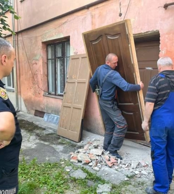 Допомагати просто: самотній рівнянці поліцейські і картку розблокували, і двері вставили