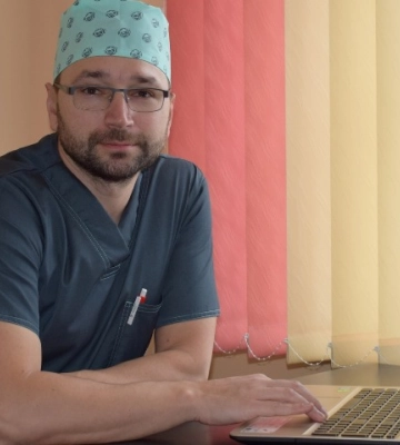 Рівненський лікар зробив з вуха рівнянці новий ніс, бо старого - відкусила собака