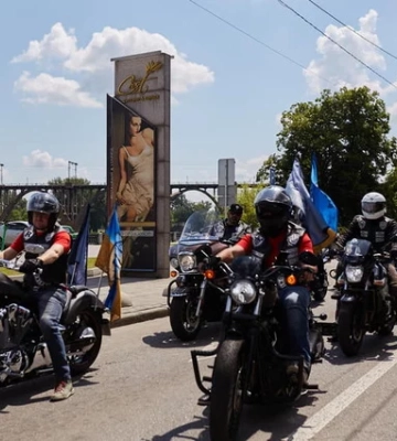 У Дніпрі анонсували мото-автопробіг на честь легендарного гонщика