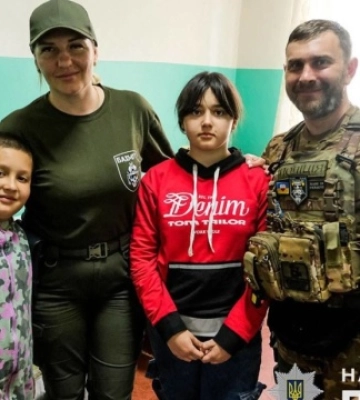 Полиция под огнем оккупантов эвакуировала из прифронтового городка на Донбассе троих детей-сирот. Видео