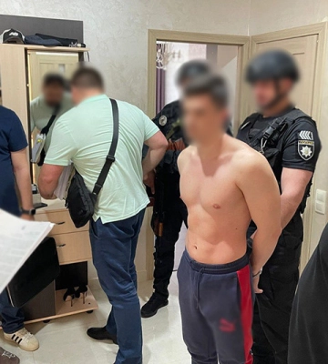 На Київщині оголосили підозру шахраю, який під виглядом надання послуг з працевлаштування заволодів понад 800 000 гривень