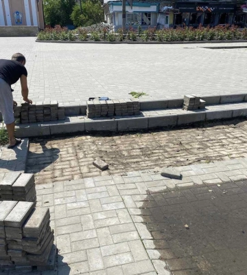 В Изюме ремонтируют разбитое обстрелами покрытие центральной площади