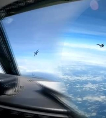 Китайский пилот совершил опасный маневр у самолета США: шокирующее видео из кабины