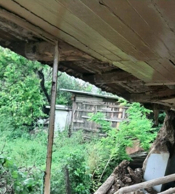 На Запоріжжі впала стіна приватного будинку і привалила літню жінку: вона госпіталізована