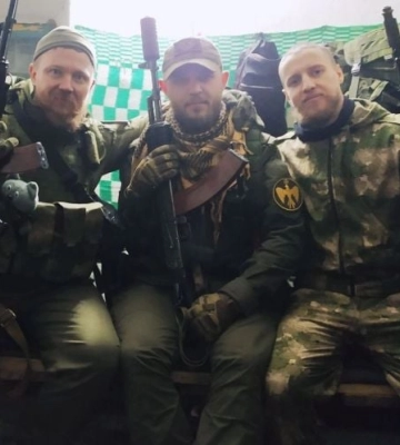 Рашистский вояка провел психоделический тренинг в грязи для мелитопольских добровольцев (видео)