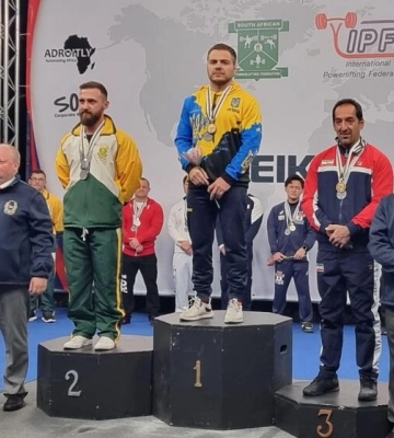 Украинский пауэрлифтер Чупринко стал чемпионом мира и отказался пожимать руку иранцу