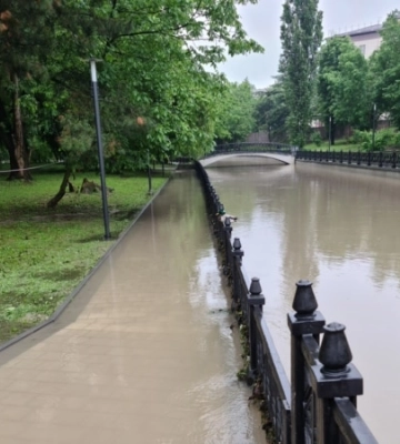 В Симферополе Салгир подтопил набережную (фото, видео)