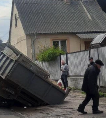 У Чернівцях на Тобілевича вже понад місцяць немає води