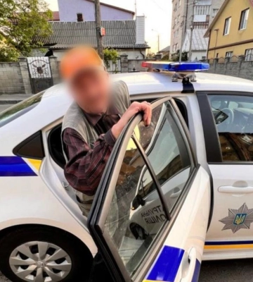 У Рівному патрульні поліцейські повернути додому старенького дідуся