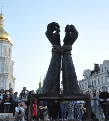 У Києві відкрили інсталяцію-символ стійкості та віри українських військовополонених із &quot;Азовсталі&quot;. ВIДЕО