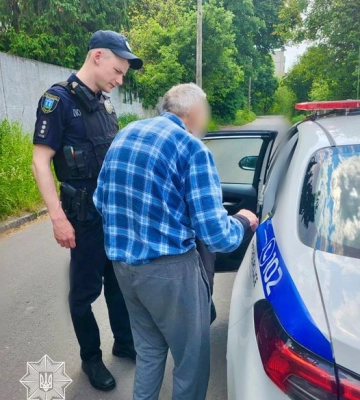 У Рівному патрульні поліцейські повернути додому старенького дідуся