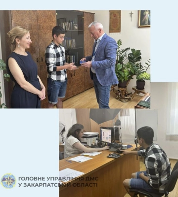 В Ужгороді 16-річний юнак, якого волонтери вивезли із зони бойових дій на Донеччині, отримав перші паспортні документи