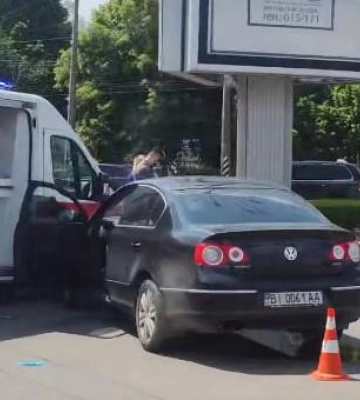 У Полтаві водій легковика не пропустив «швидку», яка їхала на допомогу чоловікові