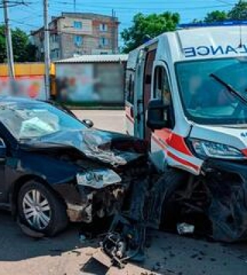 У Полтаві водій легковика не пропустив «швидку», яка їхала на допомогу чоловікові