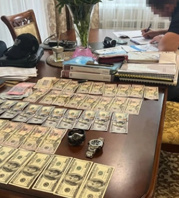 У Дніпрі офіцер поліції разом з братом погрозами вимагали 200 тисяч доларів