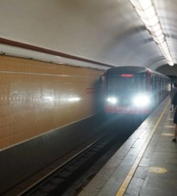 НП у метро Києва: людина потрапила під потяг, рух призупинено