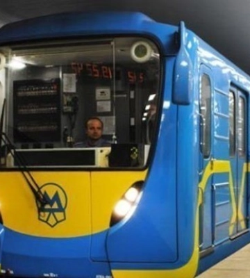 ЧП в метро Киева: человек попал под поезд, движение приостановлено