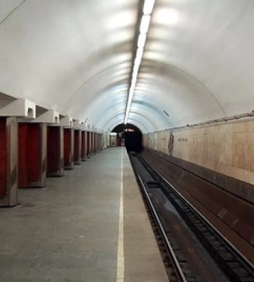 У Києві в метро дівчина потрапила під потяг