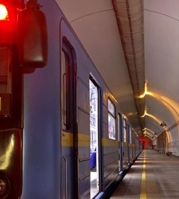 У столичному метро під потяг потрапила жінка. Кілька станцій зачинені