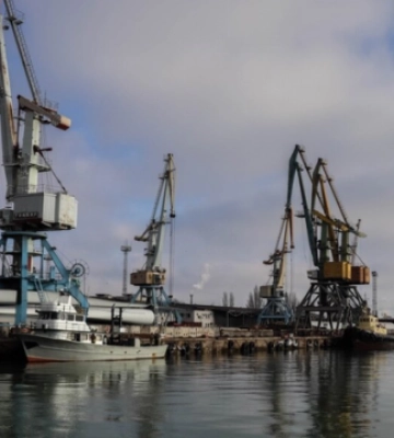 У захопленому порту Бердянська росіяни вантажать на кораблі зерно та метал