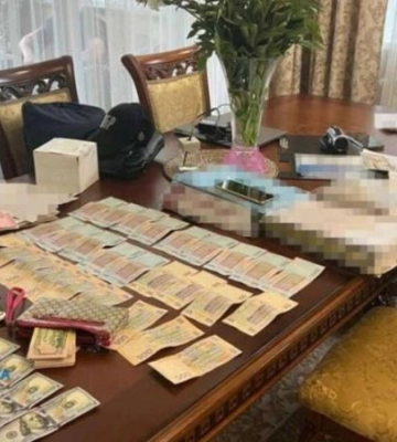 Вимагали 200 тисяч доларів, погрожуючи вбивством: у Дніпрі викрили правоохоронця та його спільника