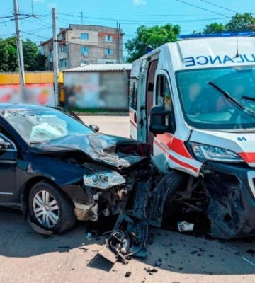 У Полтаві карета «Швидкої допомоги» потрапила у ДТП