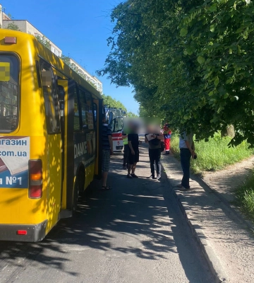 У Рівному під колеса маршрутки потрапив чоловік: він помер у кареті «швидкої»