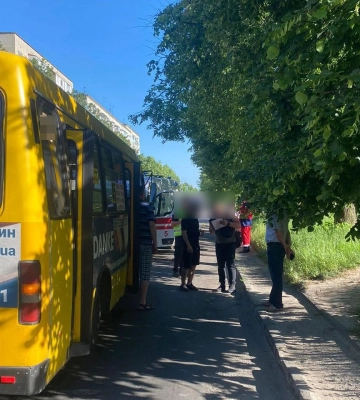 У Рівному під колеса маршрутки потрапив чоловік: він помер у кареті «швидкої»