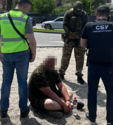 У Києві затримано чоловіка, який бігав з ножем по вулиці та чіплявся до людей