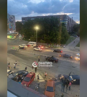 У Дніпрі BMW зіткнувся з Ford та влетів у припарковані авто: є постраждалі (відео)