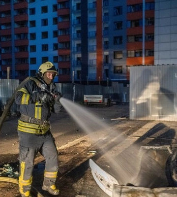 Очевидці про нічний удар по Києву: Це тривало 15 хвилин. Спершу тривога, а потім ППО, дим з вирви та стовб світла
