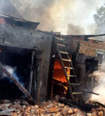 Двоє людей отримали травми під час пожежі у Соснівці (ФОТО)