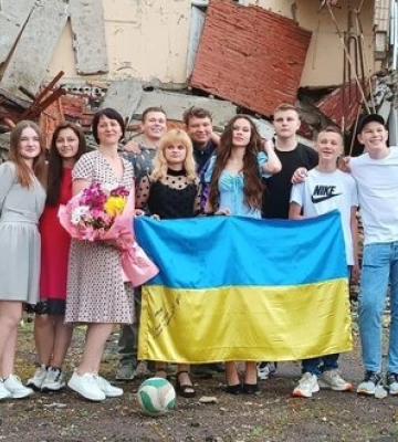 Останній дзвоник на руїнах: дев’ятикласники з Любимівки на Херсонщині попрощалися зі школою. ФОТО