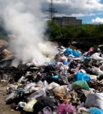 Біля Дубна горіло сміття на відкритій території