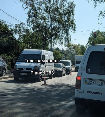 Біля міської лікарні у Рівному потрійна ДТП (ФОТО)