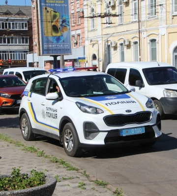 У Полтаві на перехресті Європейської та Небесної Сотні зіткнулися «Opel» та «Chevrolet»: одну із автівок відкинуло на газон