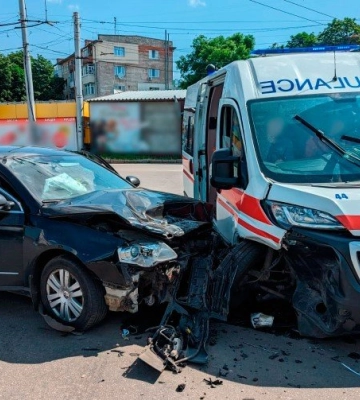 У Полтаві швидка допомога врізалася в автомобіль:  двох пасажирів госпіталізували